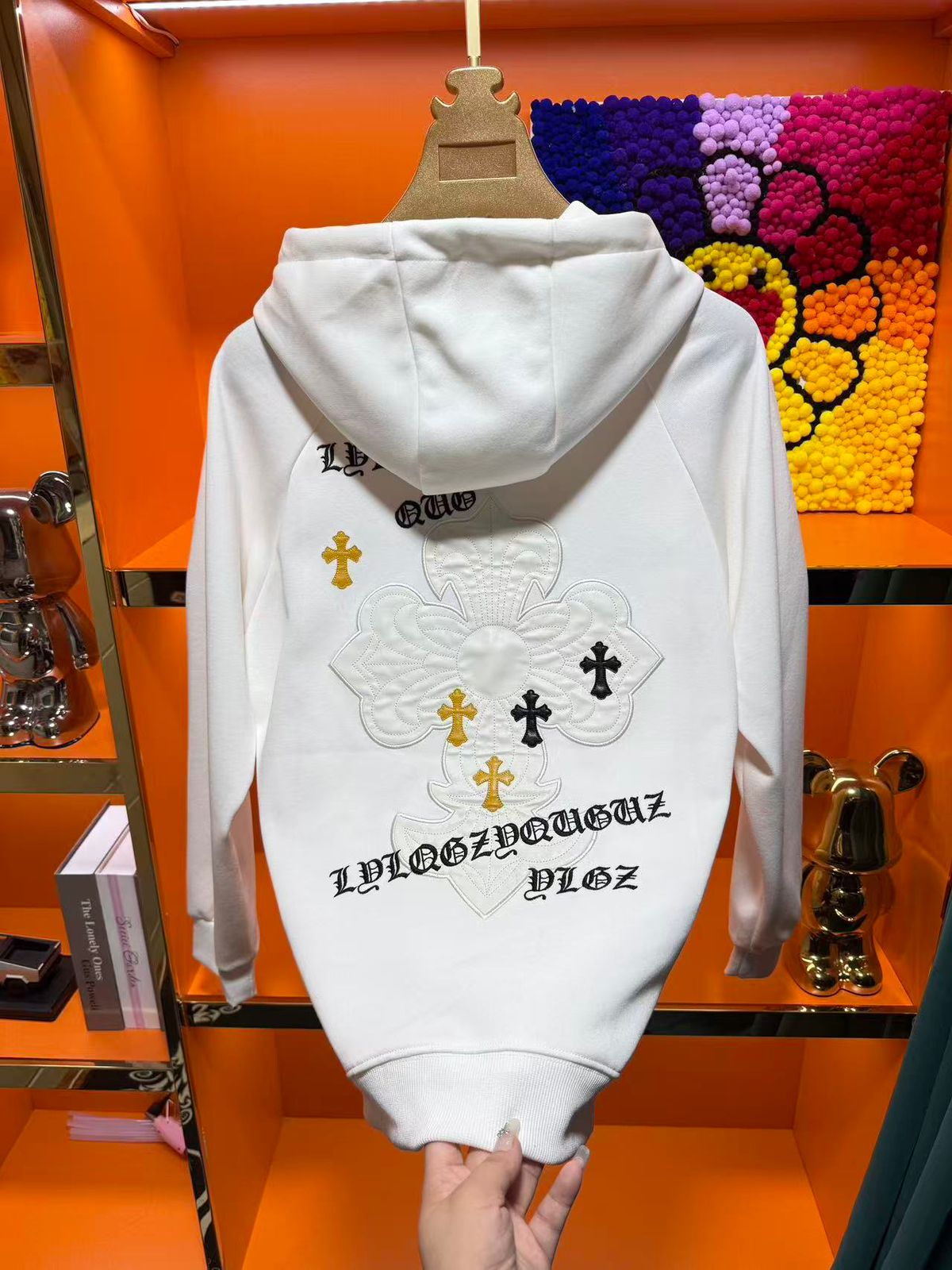 IMPORTED HOODIE- SET OF 8 PCS ( L XL XXL ) x 1350 ( WHITE AND BLACK )