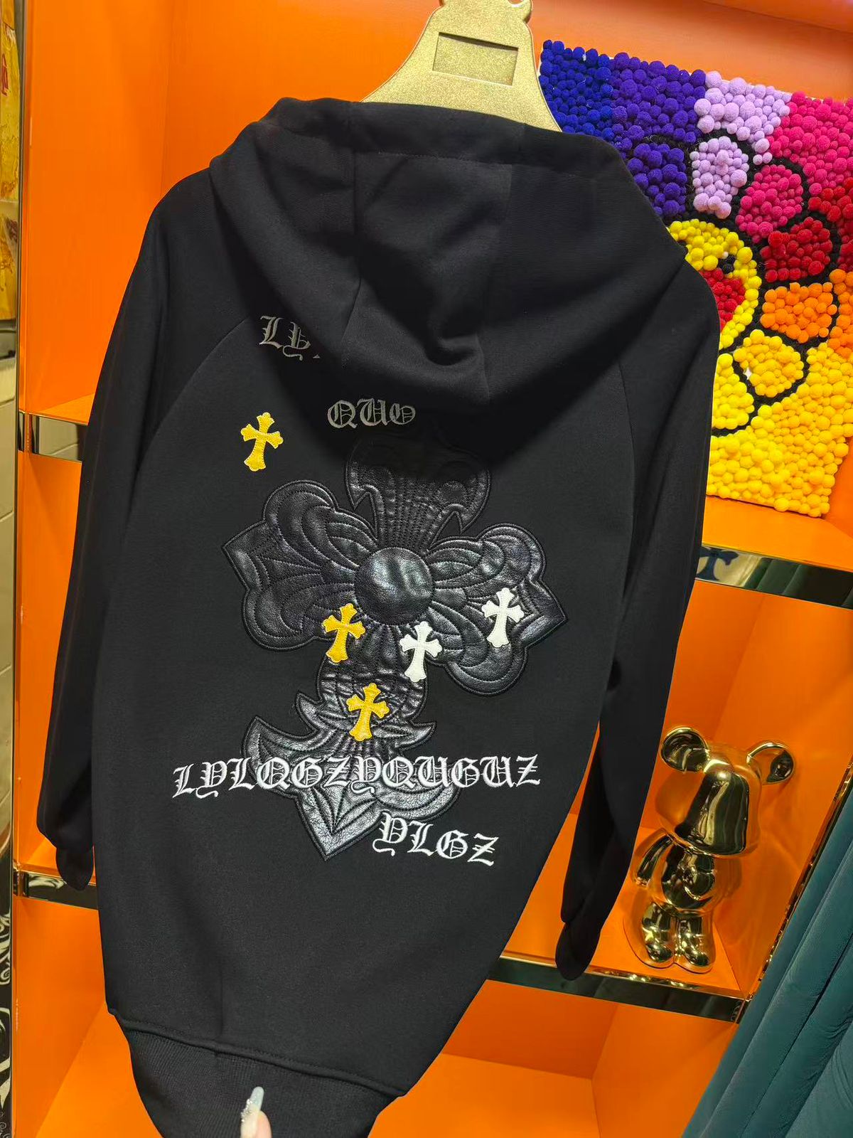 IMPORTED HOODIE- SET OF 8 PCS ( L XL XXL ) x 1350 ( WHITE AND BLACK )