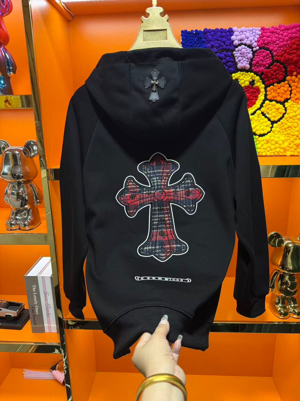 IMPORTED HOODIE- SET OF 8 PCS ( L XL XXL ) x 1350 ( WHITE AND BLACK )