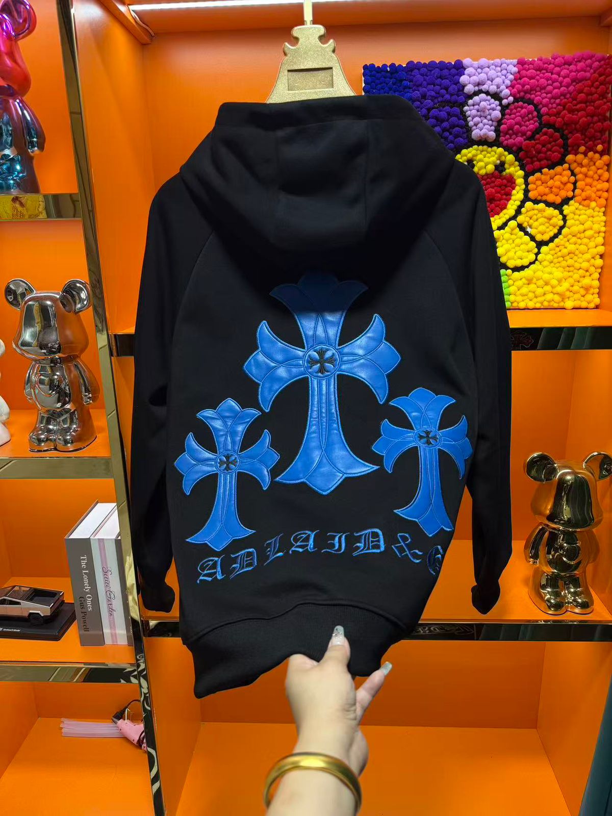 IMPORTED HOODIE- SET OF 8 PCS ( L XL XXL ) x 1350 ( WHITE AND BLACK )