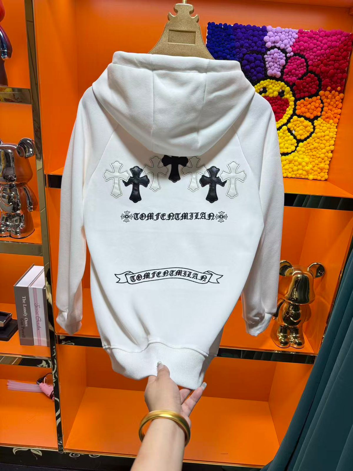 IMPORTED HOODIE- SET OF 8 PCS ( L XL XXL ) x 1350 ( WHITE AND BLACK )