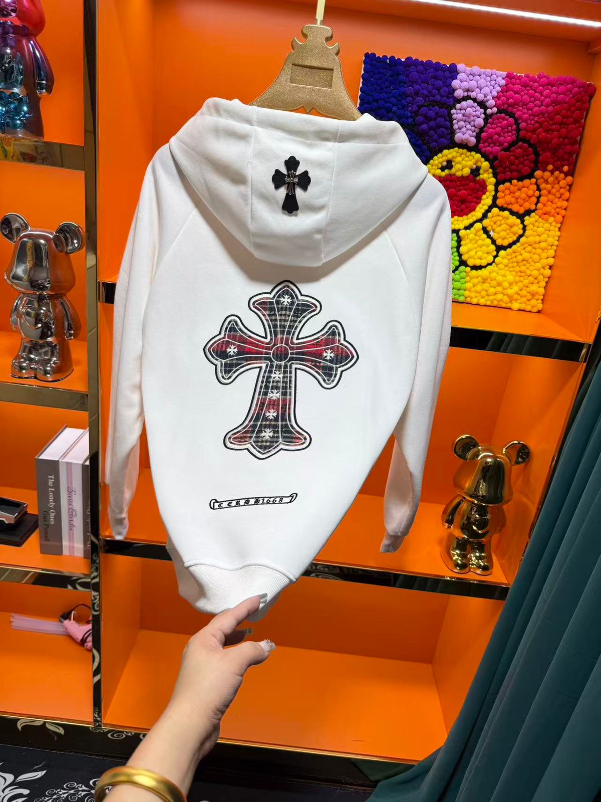 IMPORTED HOODIE- SET OF 8 PCS ( L XL XXL ) x 1350 ( WHITE AND BLACK )